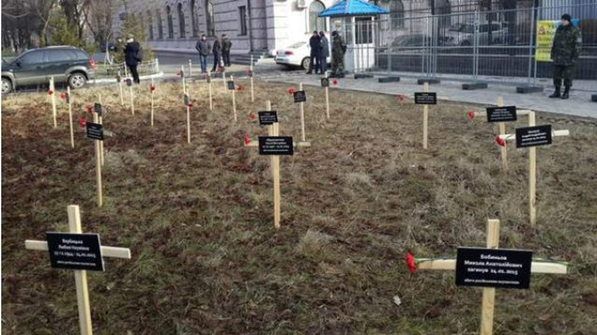 Перед російським посольством встановили хрести з іменами загиблих у Маріуполі Перед російським посольством встановили хрести з іменами загиблих у Маріуполі