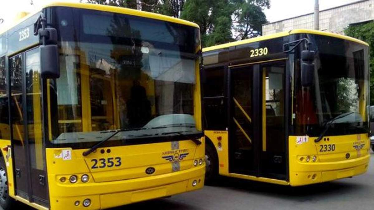 Києвом їздять тролейбуси "у вишиванках" - Київ