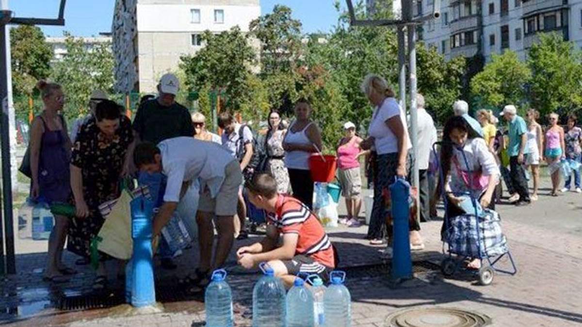 Черга за водою у Києві Черга за водою у Києві