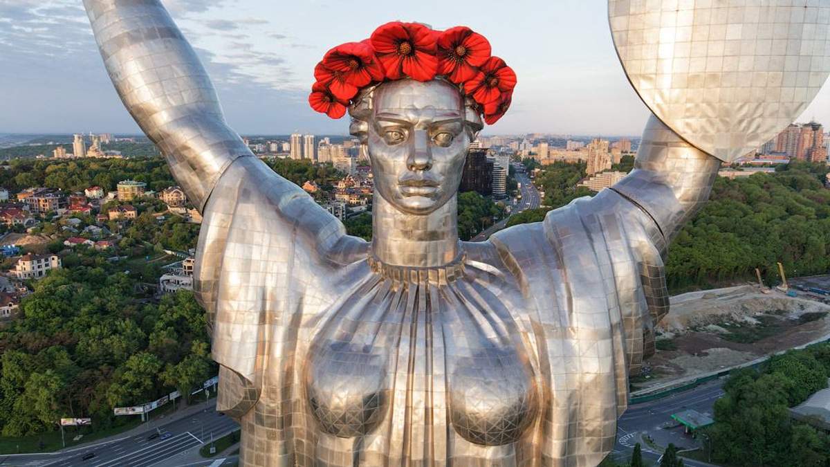"Батьківщина-мати" в Києві зазнала змін до Дня Пам'яті - Київ