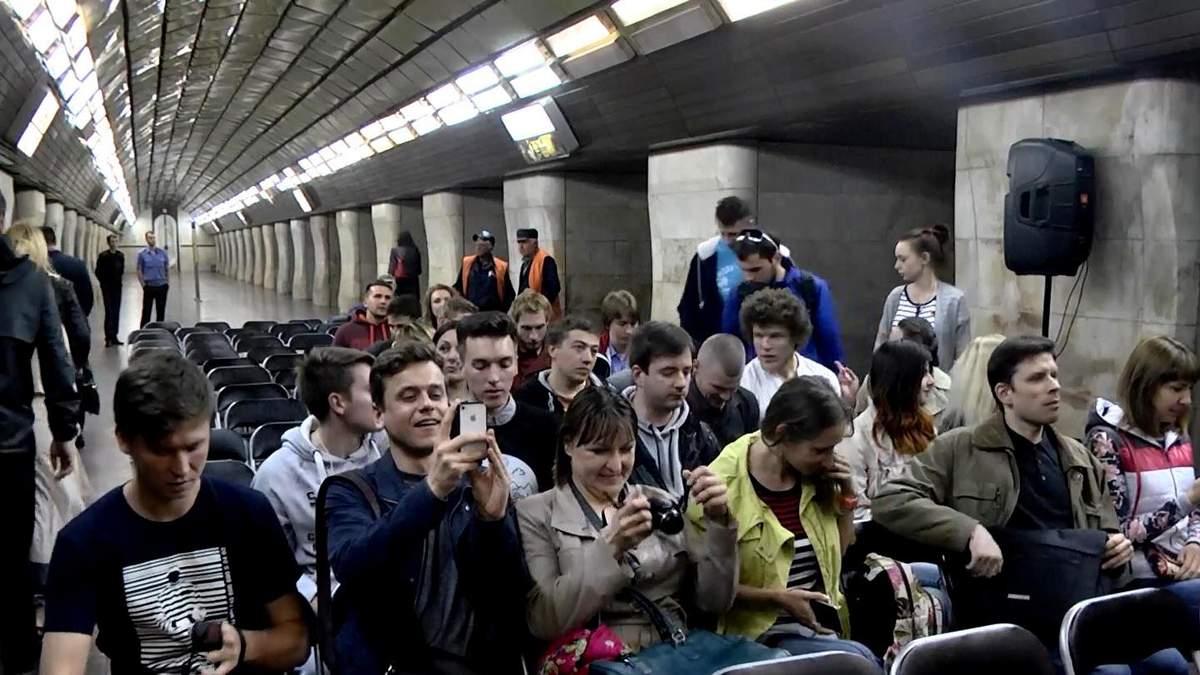 Просмотр кино в киевском метро Просмотр кино в киевском метро