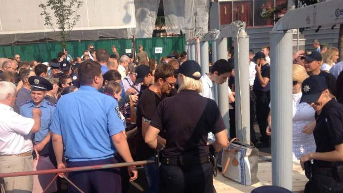Усіх на підходах до Майдану ретельно обшукували Усіх на підходах до Майдану ретельно обшукували