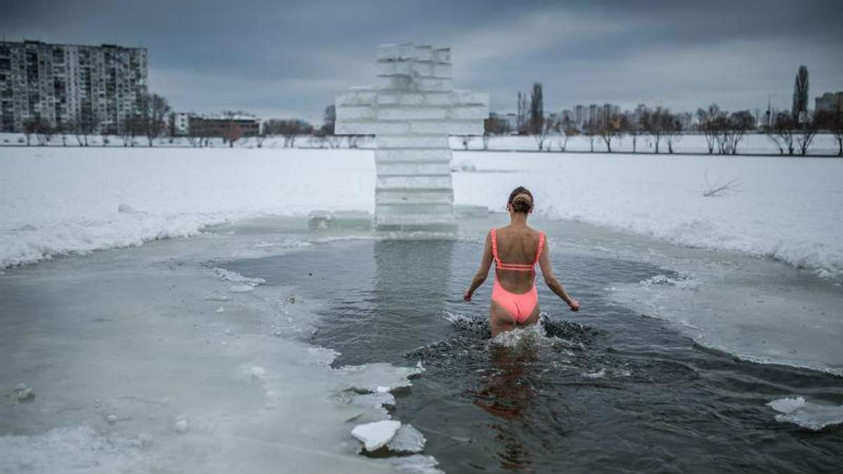 Як відважні кияни купаються у крижаній воді на Водохреще - Київ