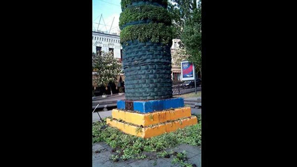 У Києві знищено озеленення на постаменті, де раніше був пам'ятник Леніну У Києві знищено озеленення на постаменті, де раніше був пам'ятник Леніну