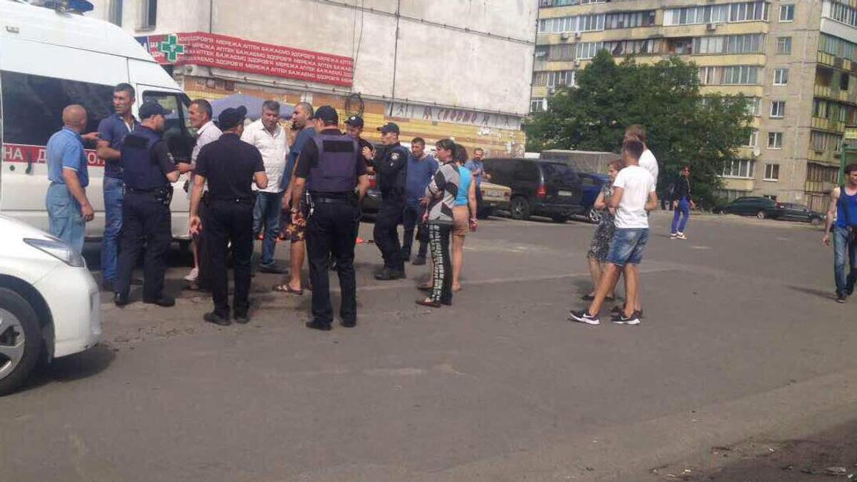 "Бойцы АТО" открыли огонь на рынке в Киеве "Бойцы АТО" открыли огонь на рынке в Киеве
