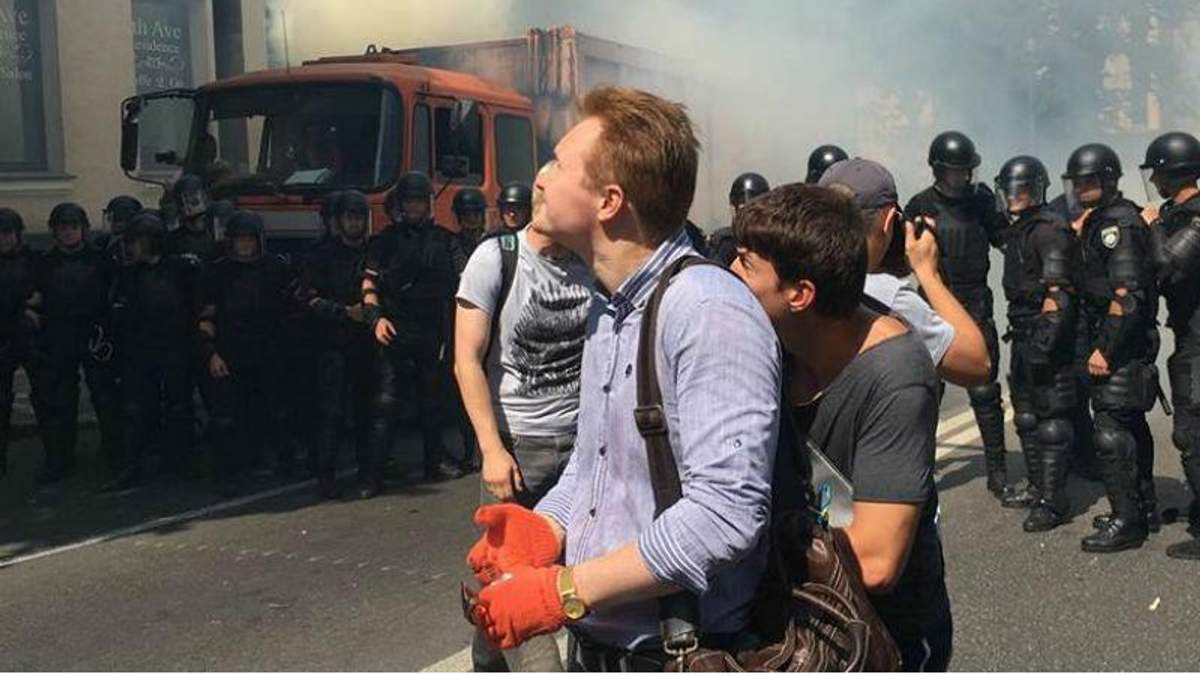Сутички під Верховною Радою Сутички під Верховною Радою