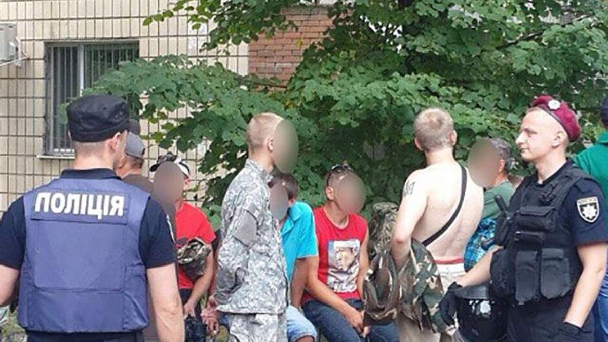 В Києві поліція затримала учасників проплаченого мітингу у військовій формі В Києві поліція затримала учасників проплаченого мітингу у військовій формі