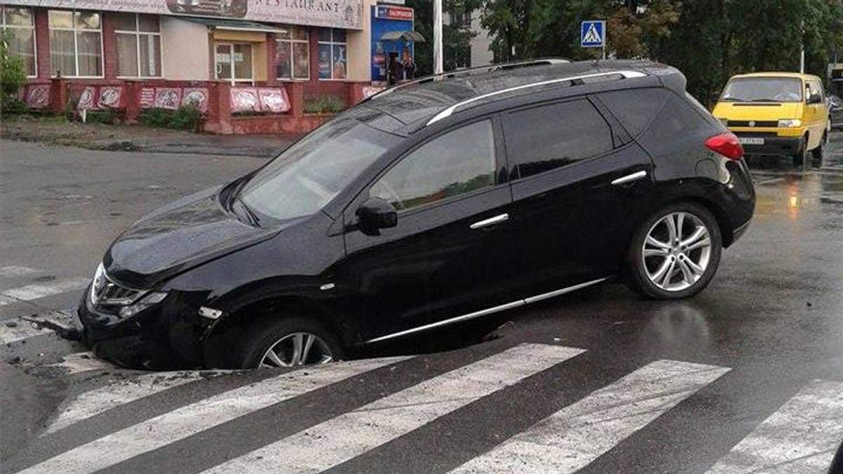 Авто провалилось під свіжий асфальт у Києві Авто провалилось під свіжий асфальт у Києві