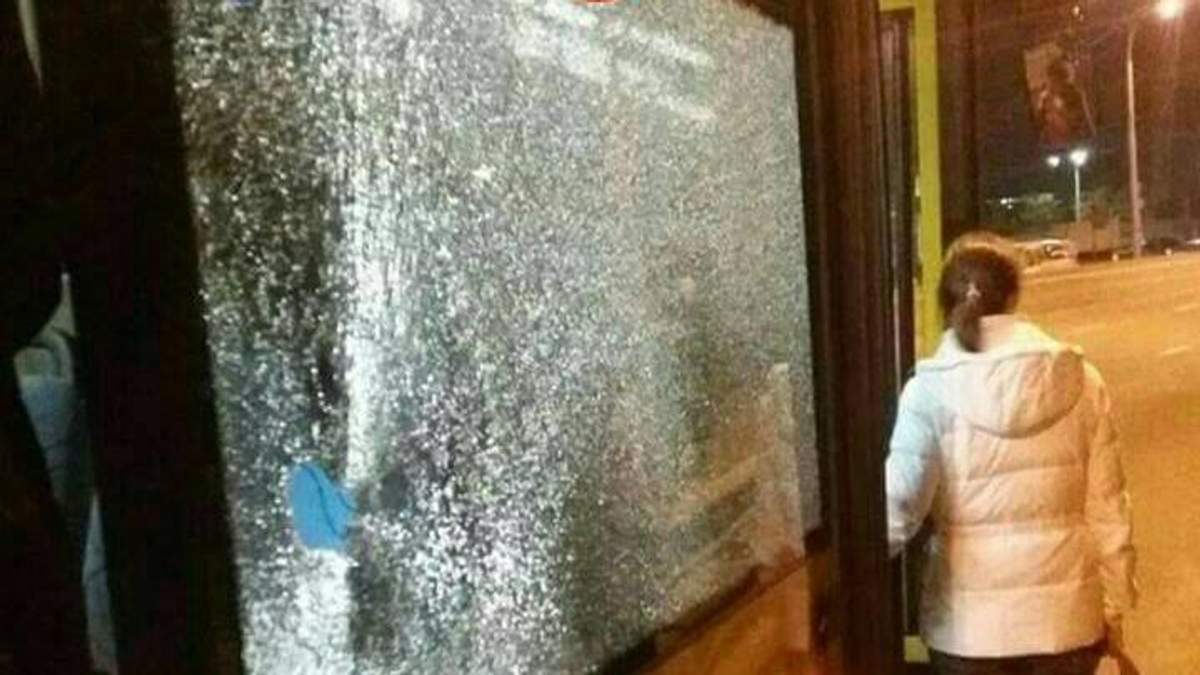 Неизвестные бросили камень в окно автобуса в Киеве Неизвестные бросили камень в окно автобуса в Киеве