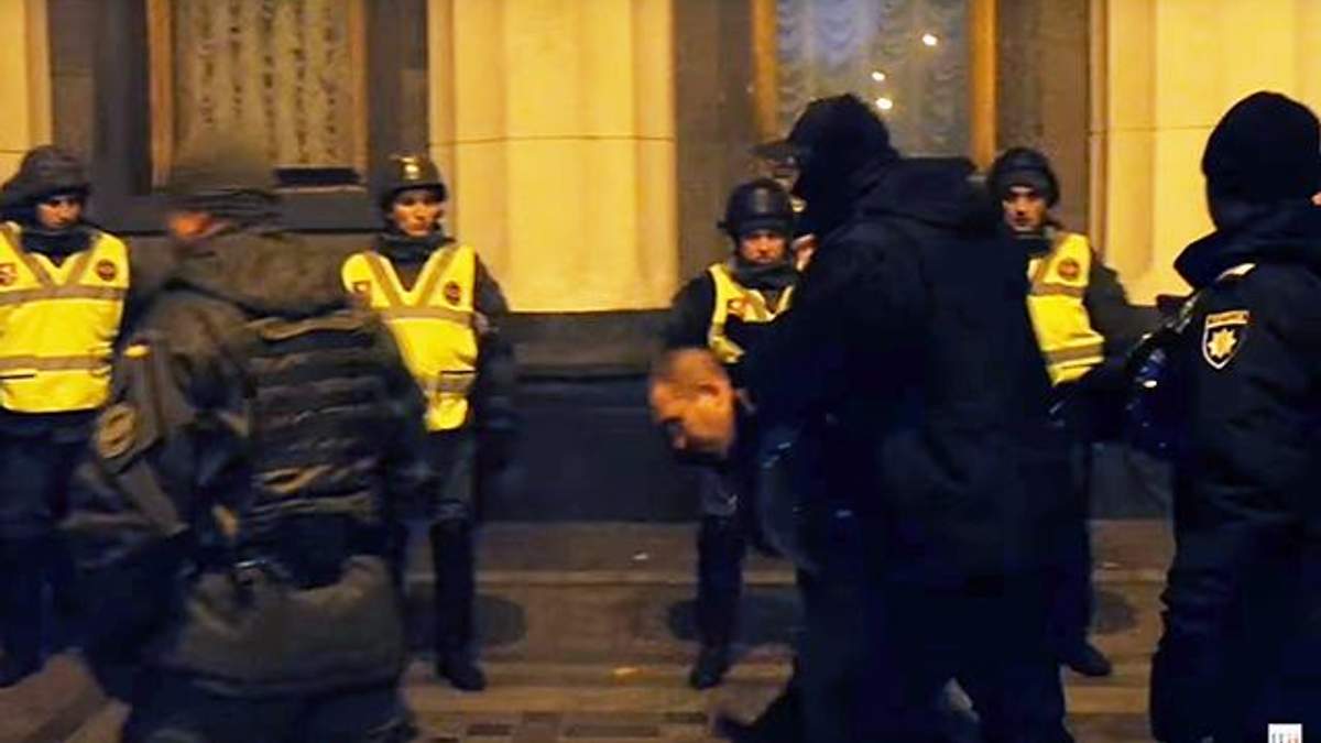 В Киеве возле Рады полиция задержала провокатора В Киеве возле Рады полиция задержала провокатора
