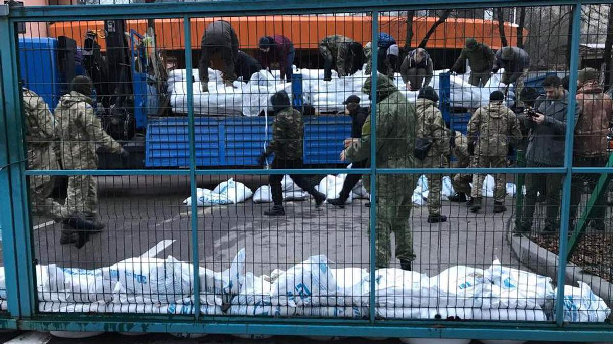 В Киеве неизвестные заблокировали NewsOne В Киеве неизвестные заблокировали NewsOne