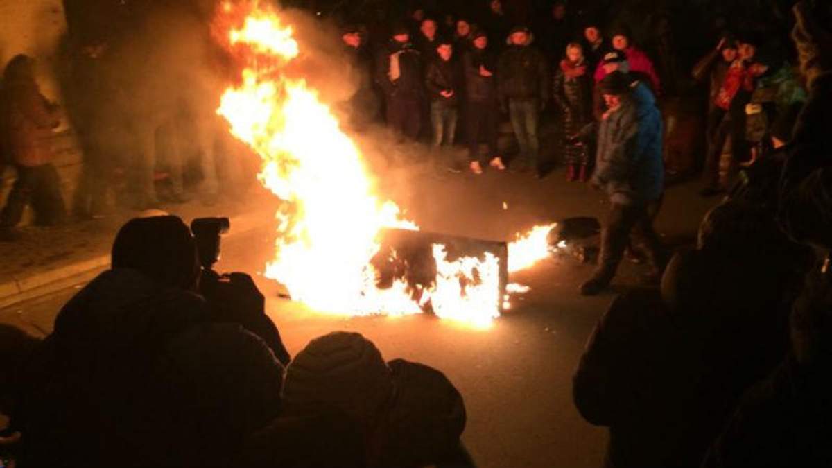 Біля СІЗО, в якому тримають Саакашвілі, сталась сутичка Біля СІЗО, в якому тримають Саакашвілі, сталась сутичка