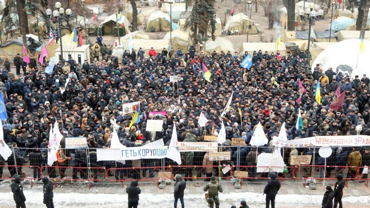Сотні пенсіонерів вийшли на протест під Верховну Раду Сотні пенсіонерів вийшли на протест під Верховну Раду