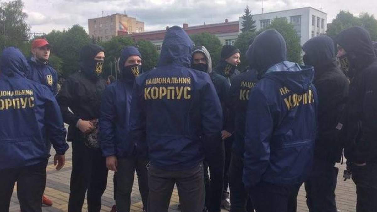 "Нацкорпус" побив комуністів, які роздавали провокативні листівки "Нацкорпус" побив комуністів, які роздавали провокативні листівки