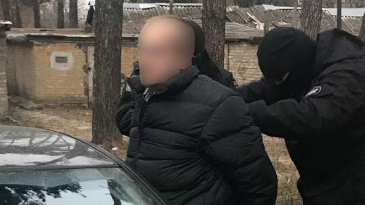 Поліція викрила злочинну схему в міграційній службі Поліція викрила злочинну схему в міграційній службі