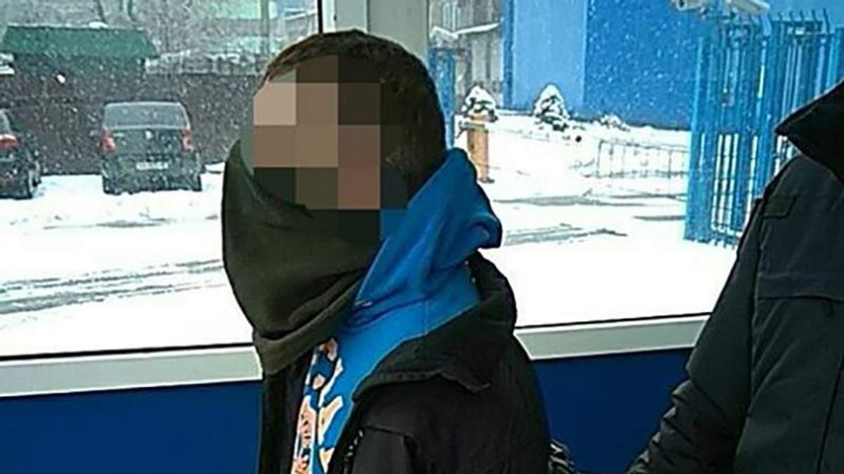 Чоловіком, який зарізав іншого на зупинці транспорту у Києві виявився військовий, що нещодавно повернувся з АТО Чоловіком, який зарізав іншого на зупинці транспорту у Києві виявився військовий, що нещодавно повернувся з АТО