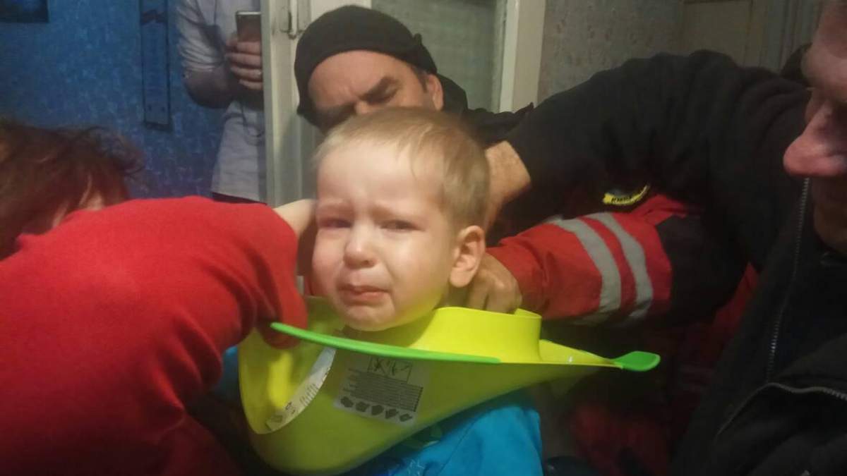 Рятувальники визволили із "туалетної пастки" юного дослідника Рятувальники визволили із "туалетної пастки" юного дослідника