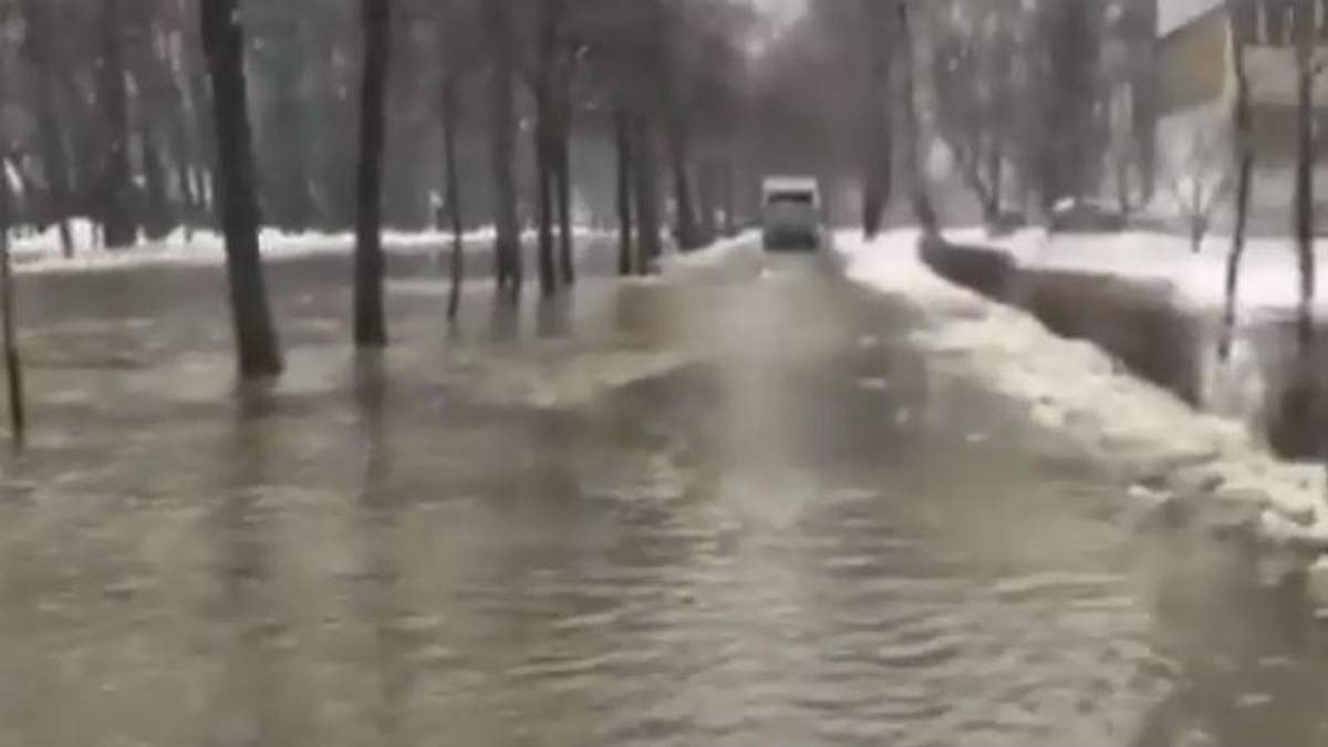 На вулиці Лятошинського у Києв іутворилось озеро На вулиці Лятошинського у Києв іутворилось озеро