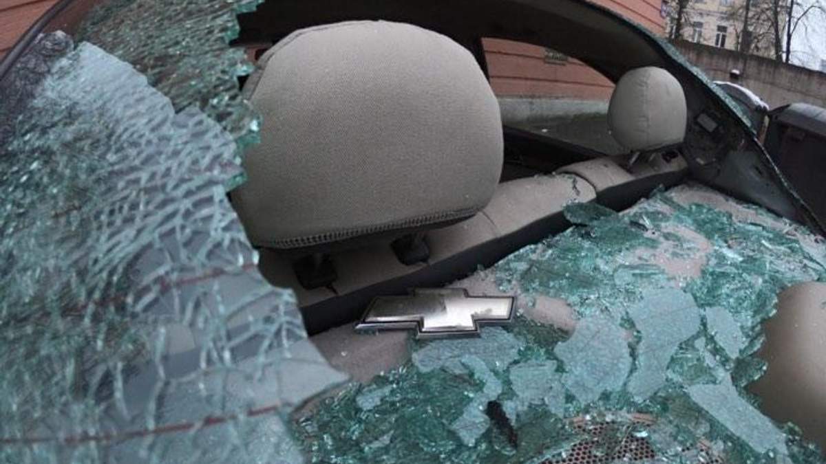Розтрощене авто під Солом'янським судом у Києві Розтрощене авто під Солом'янським судом у Києві