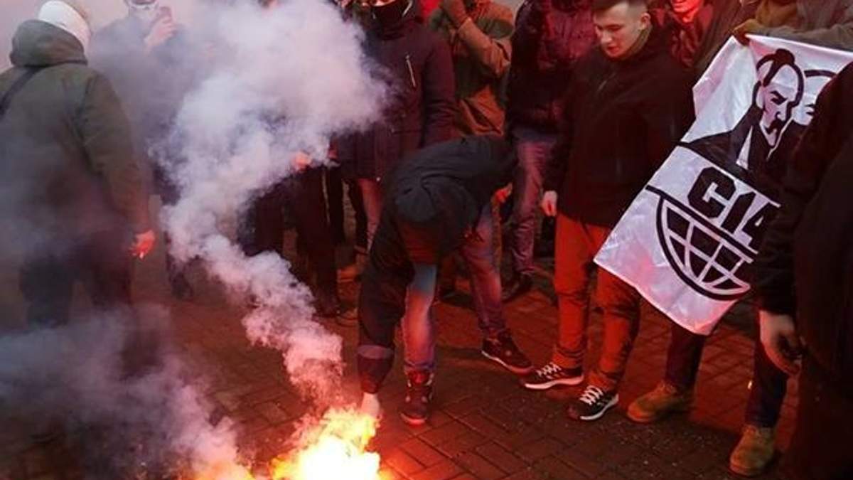 Протести під Росспівробітництвом у Києві: спалили прапор РФ Протести під Росспівробітництвом у Києві: спалили прапор РФ