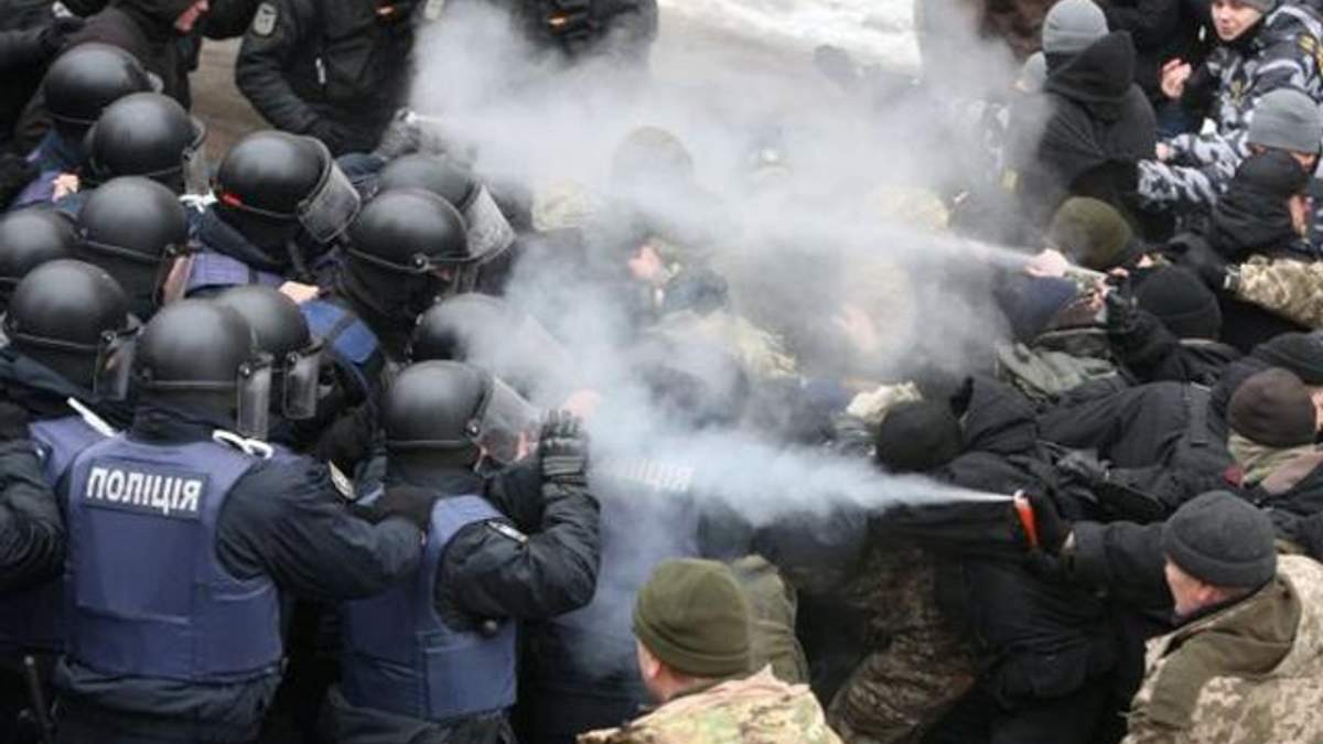 Сутички під Солом'янським судом у Києві Сутички під Солом'янським судом у Києві