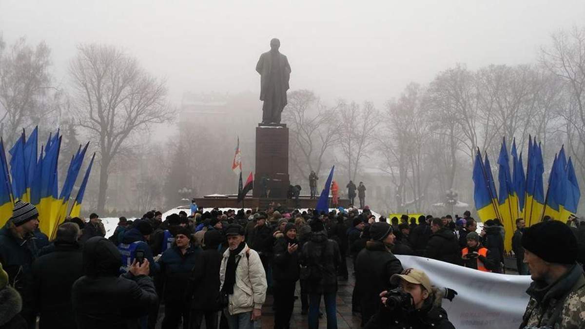 Активісти під пам'ятником Шевченка у Києва Активісти під пам'ятником Шевченка у Києва