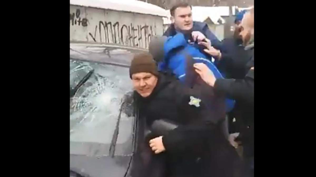 Активисты напали на молодых людей, которые якобы избили Левченко Активисты напали на молодых людей, которые якобы избили Левченко