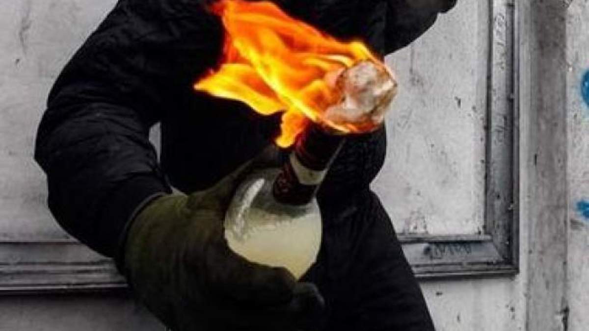 Нардеп Левченко метнув "коктейль Молотова" Нардеп Левченко метнув "коктейль Молотова"