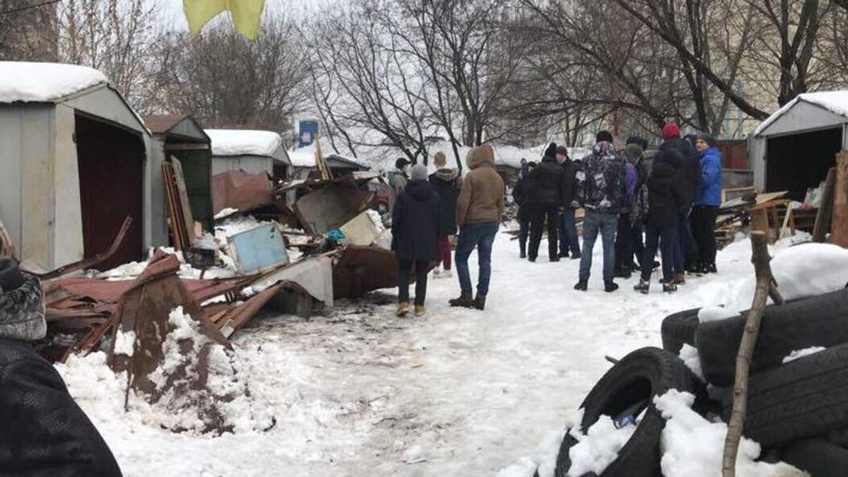 Столкновения возникли из-за того, что титушки приехали защищать демонтаж гаражей на Татарке в Киеве Столкновения возникли из-за того, что титушки приехали защищать демонтаж гаражей на Татарке в Киеве