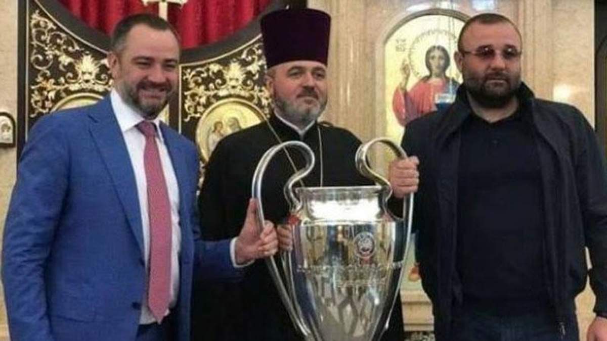 Павелко с кубком Лиги чемпионов в храме Павелко с кубком Лиги чемпионов в храме
