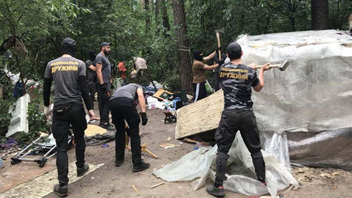 У Києві "Національна дружина" розгромила табір ромів У Києві "Національна дружина" розгромила табір ромів
