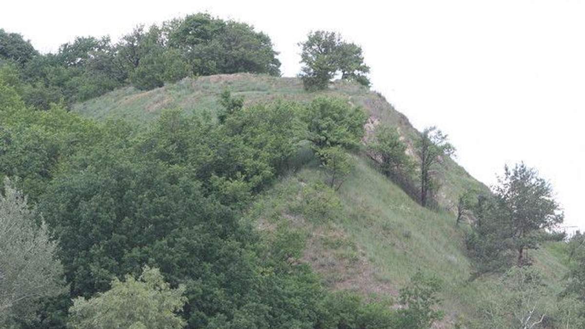 Під час планового обходу рятувальники виявили на столичній Лисій горі мінометну міну часів Другої світової війни Під час планового обходу рятувальники виявили на столичній Лисій горі мінометну міну часів Другої світової війни