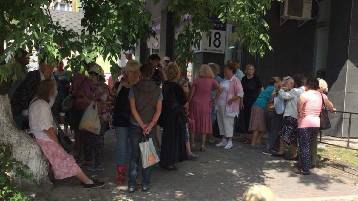 Пенсіонерам пообіцяли по 80 гривень за "акцію" під САП Пенсіонерам пообіцяли по 80 гривень за "акцію" під САП