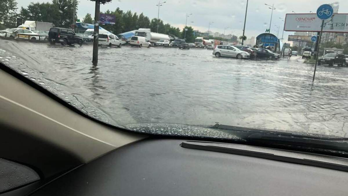 У столиці – потужна гроза: автомобілі плавають по вулицях У столиці – потужна гроза: автомобілі плавають по вулицях