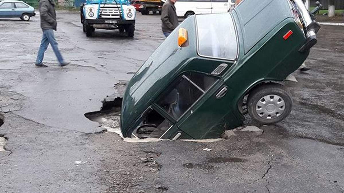 Автомобиль провалился под асфальт Автомобиль провалился под асфальт