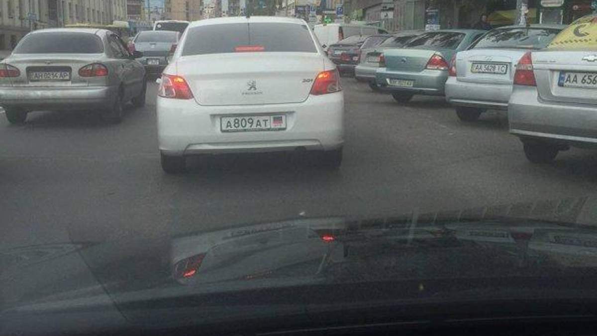 Києвом їздить авто з номерами так званої "ДНР" Києвом їздить авто з номерами так званої "ДНР"