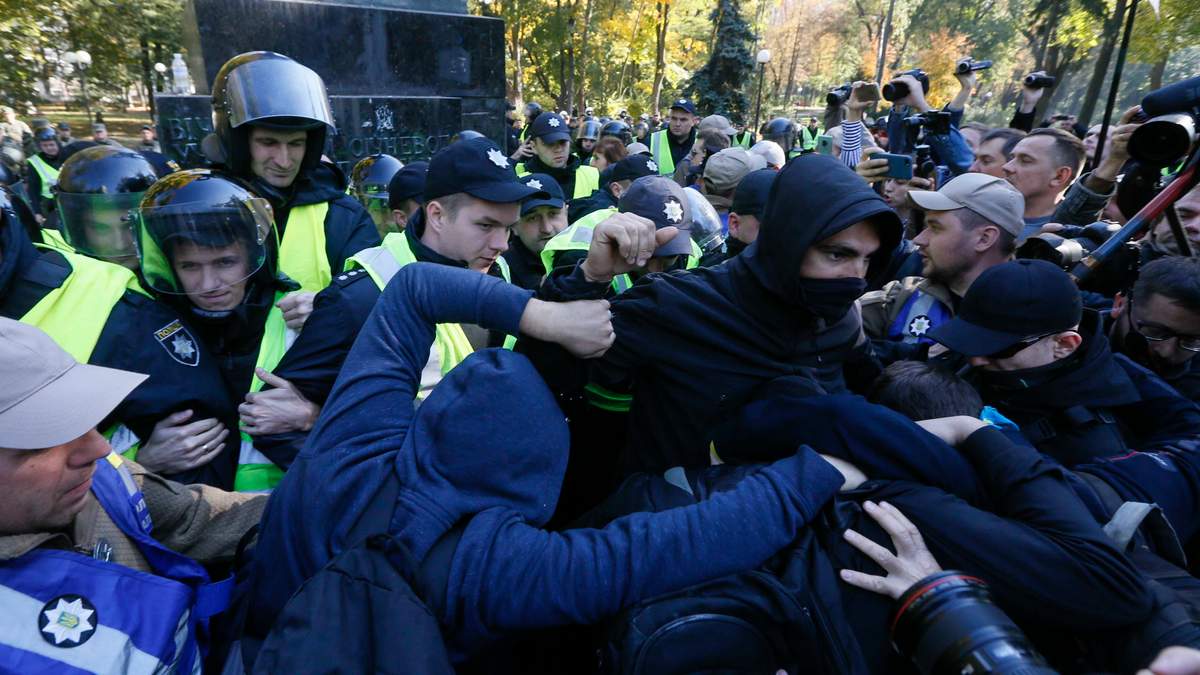 Сутички з поліцією Сутички з поліцією
