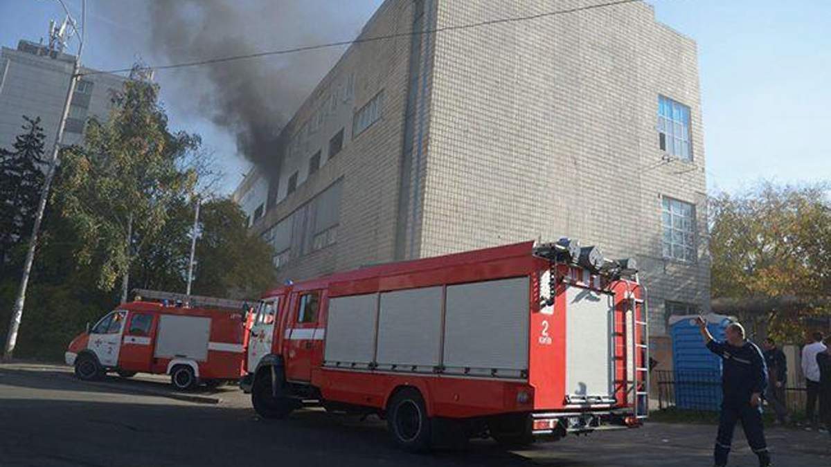 У центрі Києва горить завод У центрі Києва горить завод