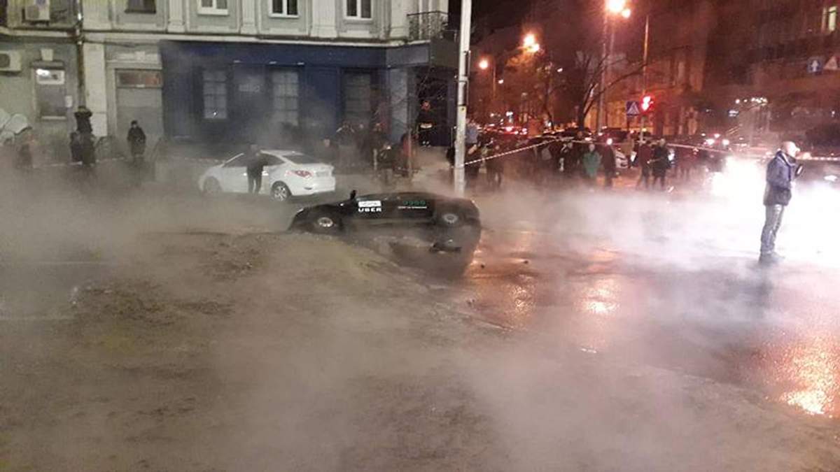 В Киеве на пересечении улиц Шота Руставели и Саксаганского прорвало трубу с горячей водой В Киеве на пересечении улиц Шота Руставели и Саксаганского прорвало трубу с горячей водой