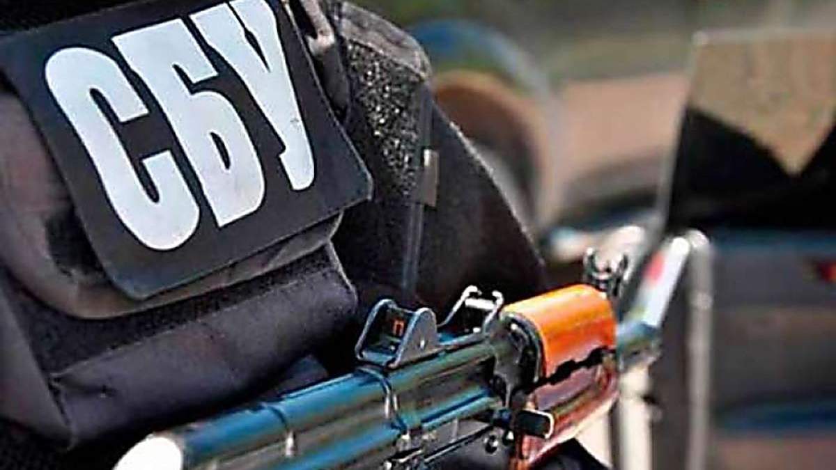 Чоловіки у формі СБУ вимагали гроші у водіїв авто Чоловіки у формі СБУ вимагали гроші у водіїв авто