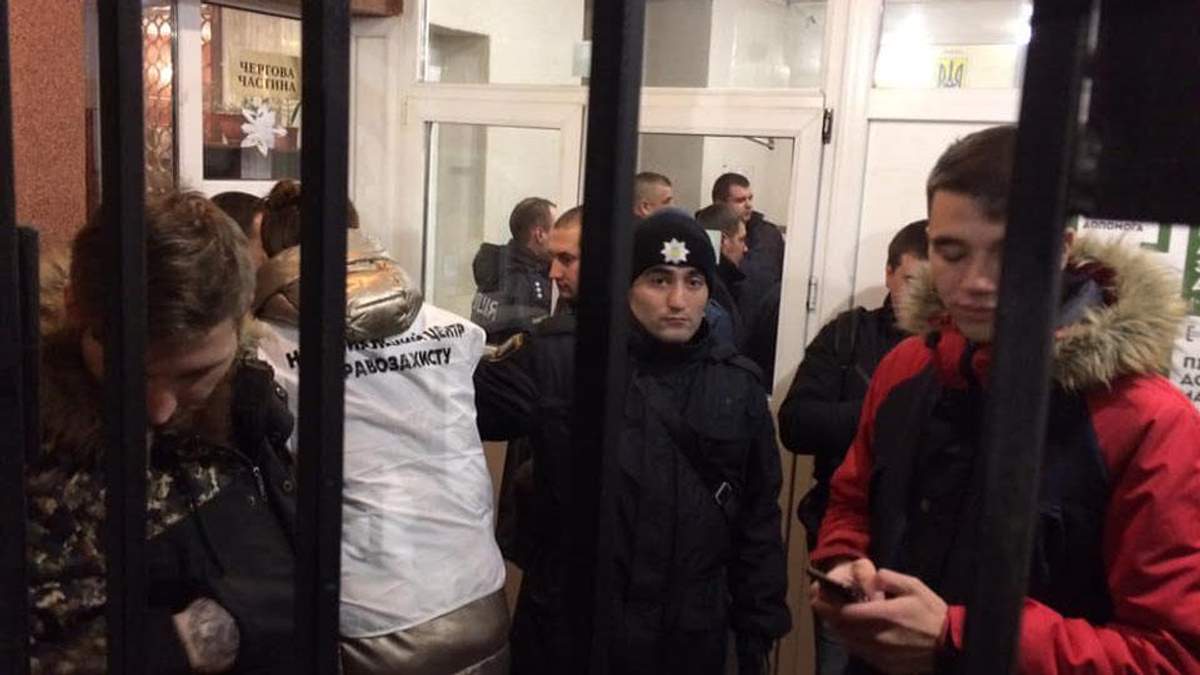 Затриманих під час сутичок праворадикалів доставили у відділення поліції Затриманих під час сутичок праворадикалів доставили у відділення поліції