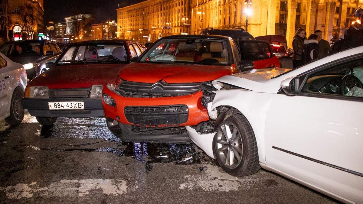 ДТП на Майдані в Києві за участю 6 авто ДТП на Майдані в Києві за участю 6 авто