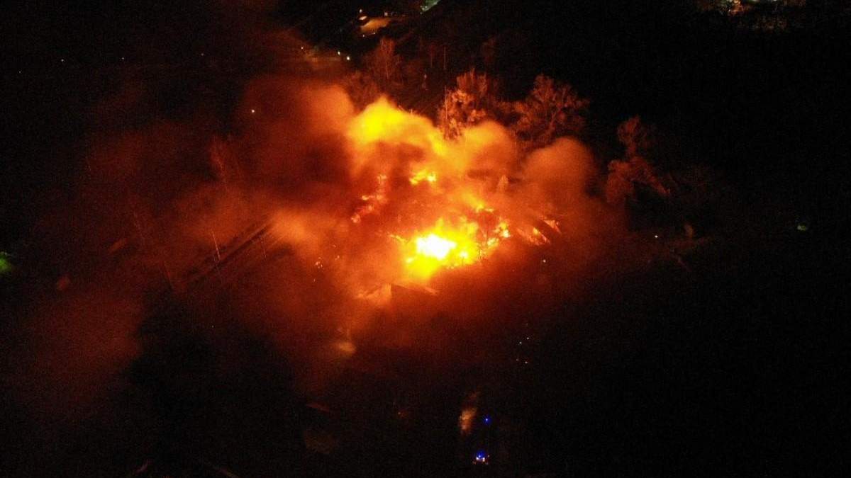 В столичном частном секторе продолжается масштабный пожар В столичном частном секторе продолжается масштабный пожар