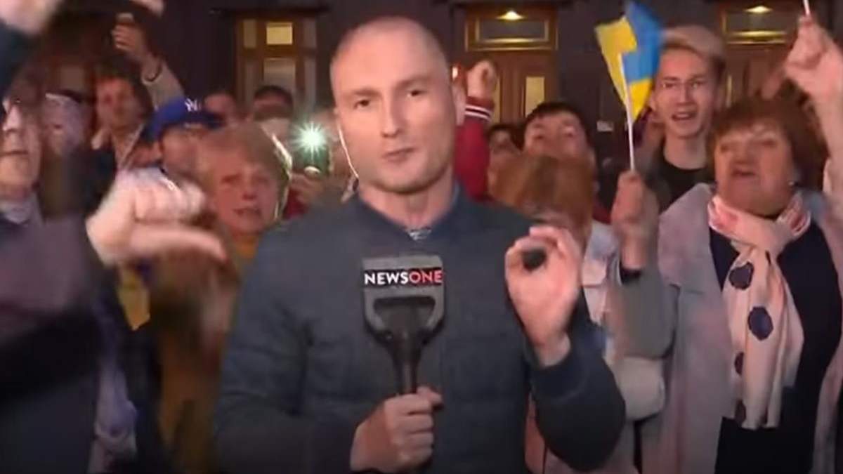 Під Адміністрацією Президента люди вигукували "Ганьба!" знімальній групі NewsOne Під Адміністрацією Президента люди вигукували "Ганьба!" знімальній групі NewsOne