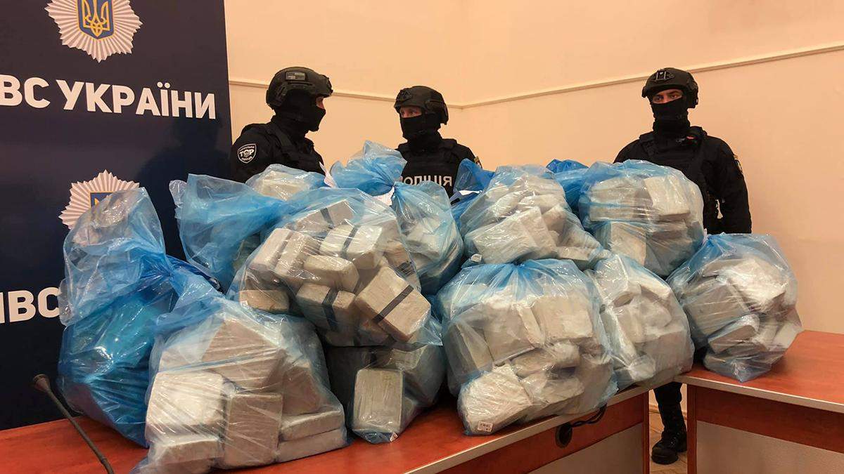Полиция принесла на брифинг 300 килограмм героина Полиция принесла на брифинг 300 килограмм героина