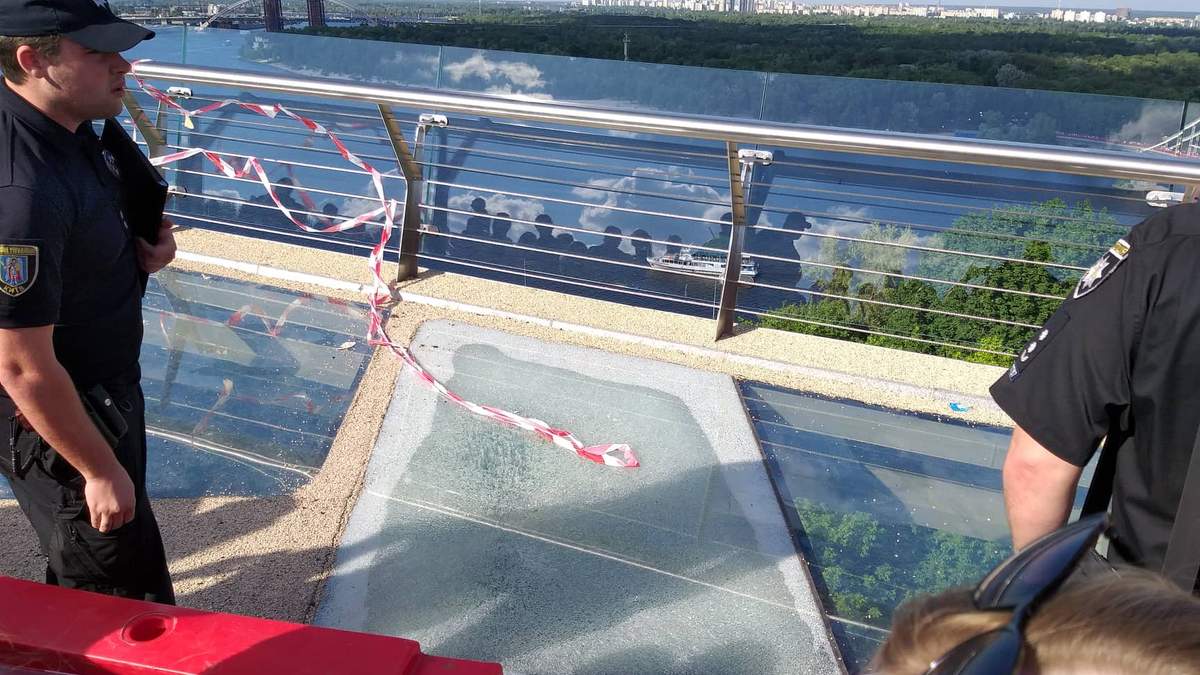 Треснувшее стекло на "мосту Кличко" Треснувшее стекло на "мосту Кличко"