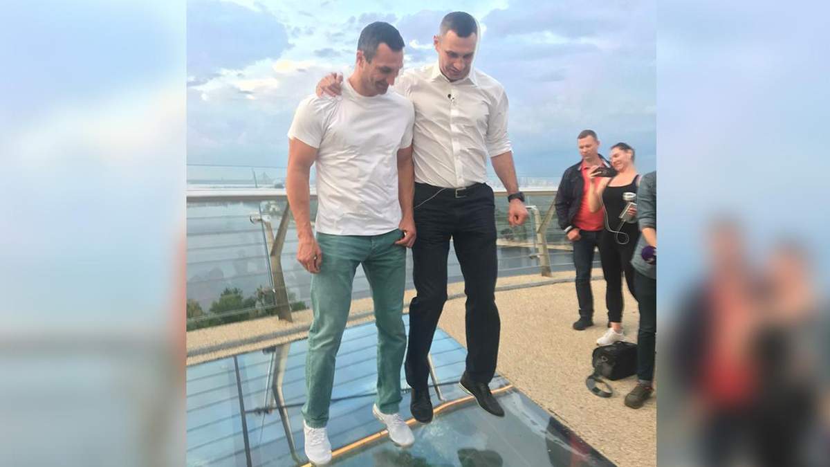 Братья Кличко 25 мая на открытии попрыгали на стеклянной вставке моста Братья Кличко 25 мая на открытии попрыгали на стеклянной вставке моста