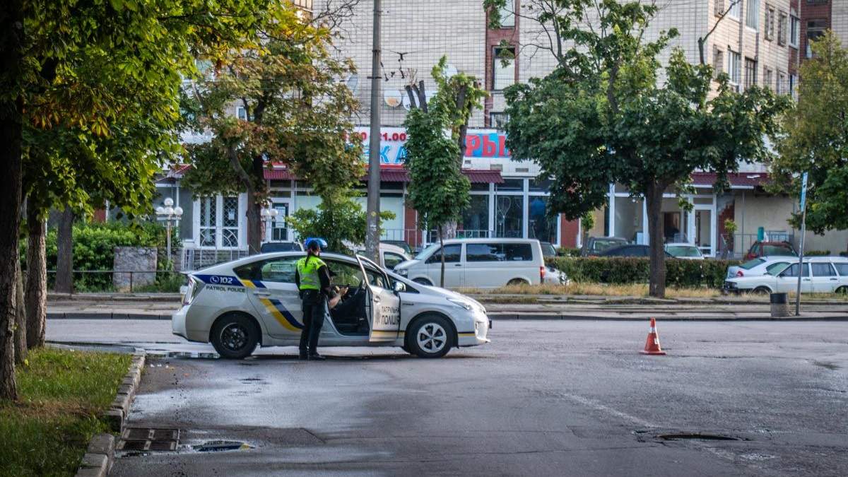 Неизвестные обстреляли здание телеканала "112 Украина" Неизвестные обстреляли здание телеканала "112 Украина"