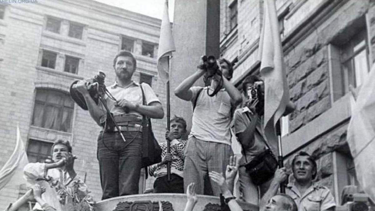 Підняття синьо-жовтого прапора над Києвом, 24 липня 1990 року Підняття синьо-жовтого прапора над Києвом, 24 липня 1990 року