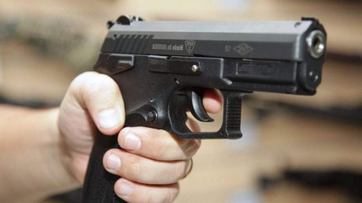 У Києві чоловік вистрілив в дівчину У Києві чоловік вистрілив в дівчину